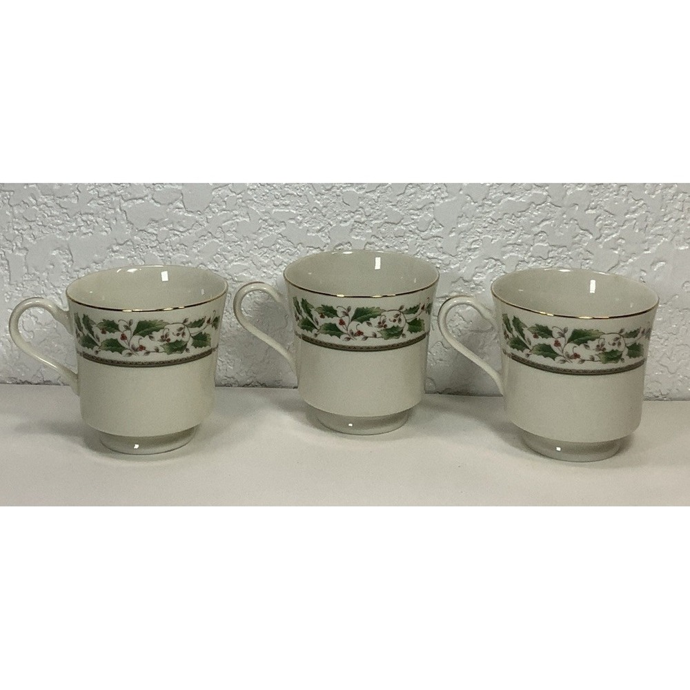 Royal‎ Limited Holly Holiday Set of  Coffee Mugs Christmas Cups Japan 🎄